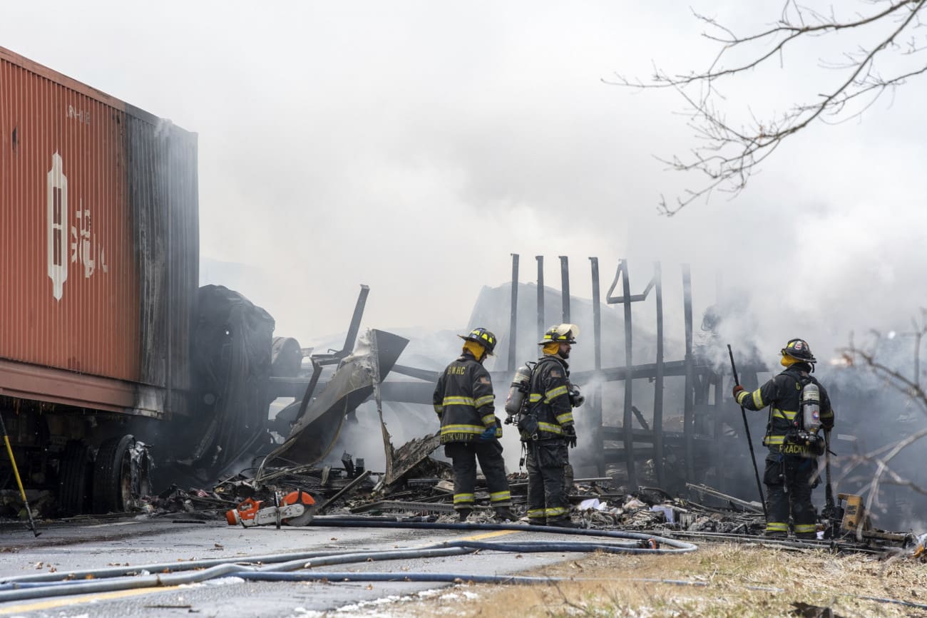 Minersville, 2022. március 29.
Tűzoltók a Pennsylvania állambeli Minersville közelében történt tömeges karambol helyszínén 2022. március 28-án. A tömegbalesetben legkevesebb hárman életüket vesztették és tíznél többen megsérültek.
MTI/AP/Republican-Herald/David McKeown