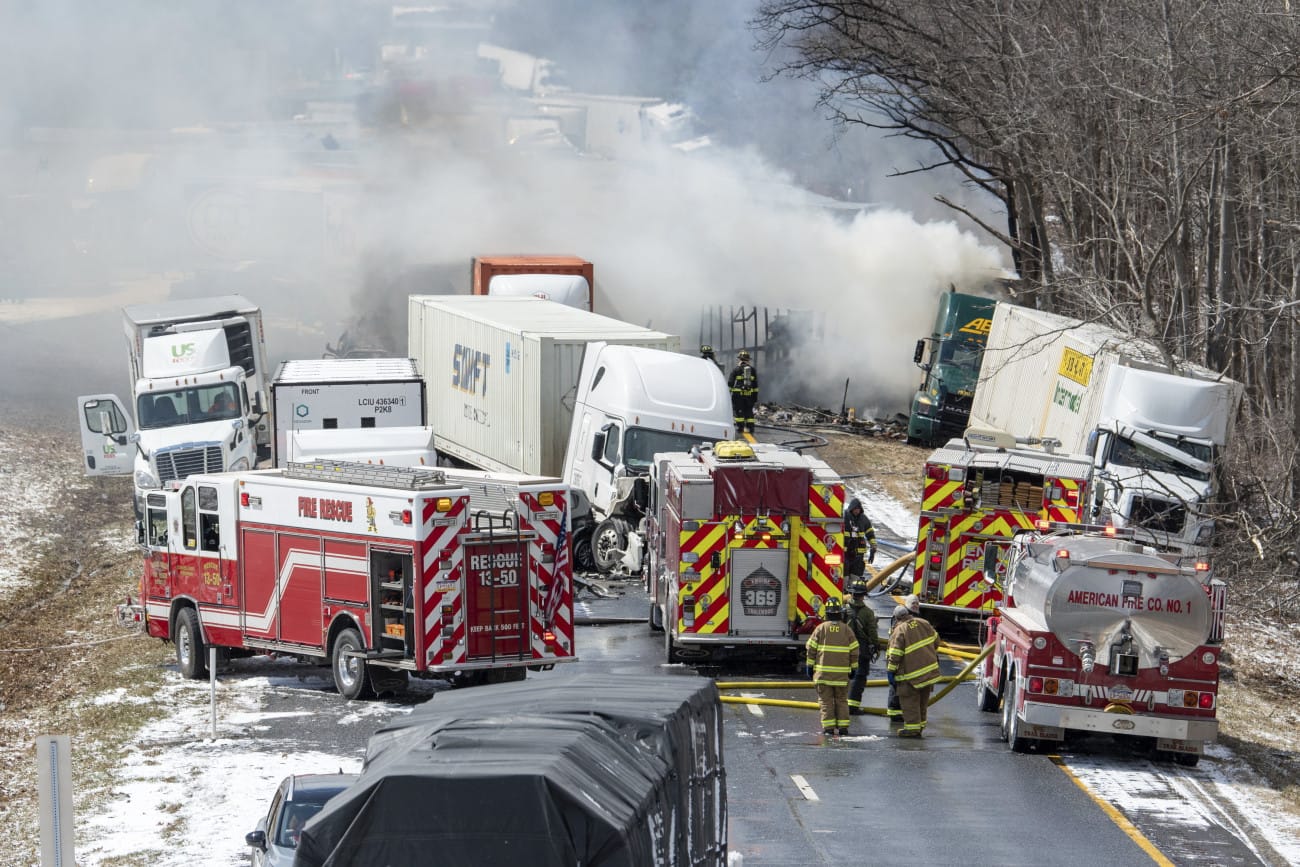 Minersville, 2022. március 29.
Mentők és tűzoltók a Pennsylvania állambeli Minersville közelében történt tömeges karambol helyszínén 2022. március 28-án. A tömegbalesetben legkevesebb hárman életüket vesztették és tíznél többen megsérültek.
MTI/AP/Republican-Herald/David McKeown