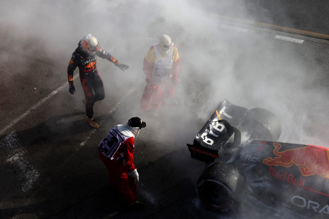 A címvédő világbajnok Max Verstappen alatt elfüsölt a Red Bull – Fotó: Loren Elliott / Reuters