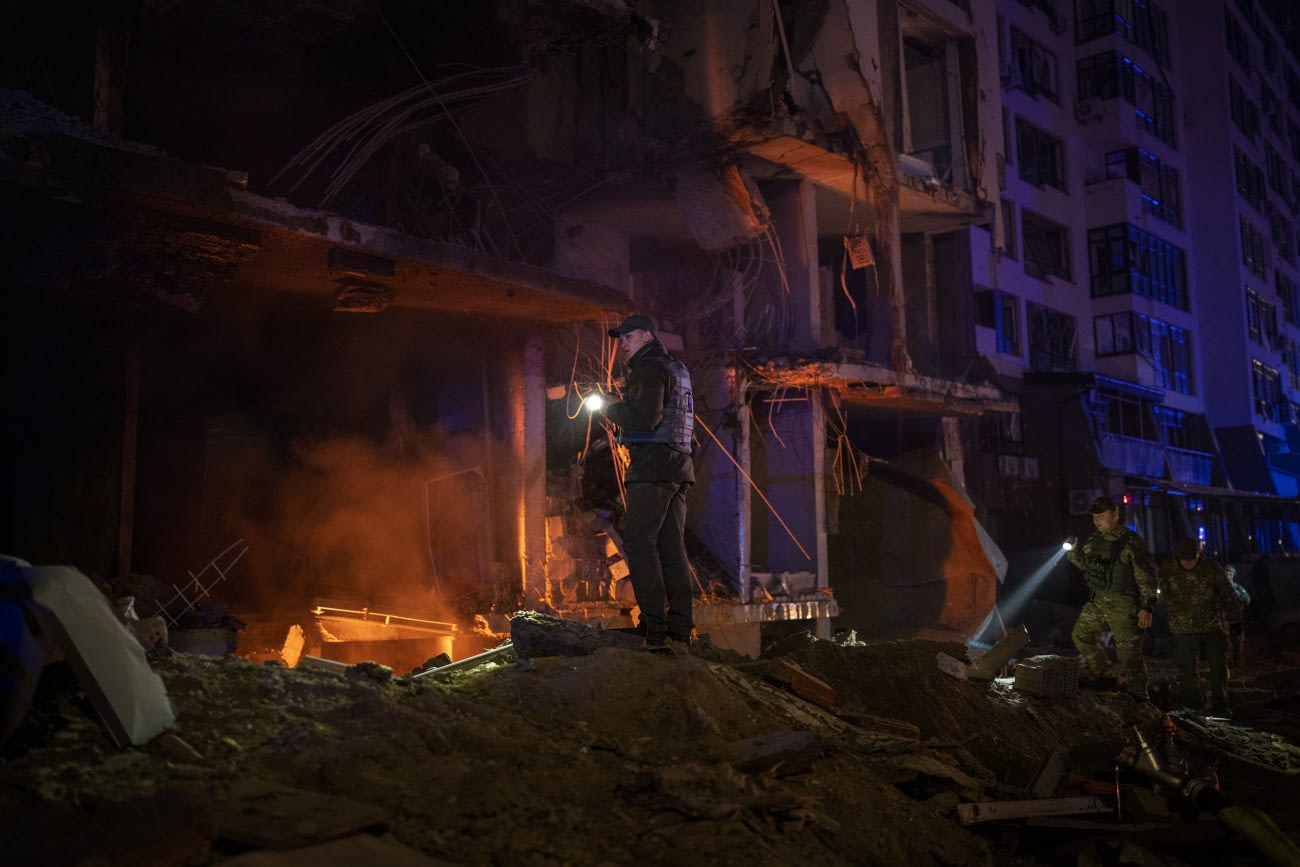 Kijev, 2022. április 29.
Rendőrök és katonák vizsgálják a romokat, miután két nagy erejű robbanás rázta meg az ukrán fővárost, Kijevet 2022. április 28-án. Vitalij Klicsko kijevi polgármester közlése szerint az orosz erők rakétatámadást hajtottak végre. Az egyik rakéta egy pontosabban meg nem nevezett objektumot, a másik a mellette lévő lakóépületet találta el. Ezen a napon António Guterres ENSZ-főtitkár hivatalos látogatáson Kijevben tartózkodott.
MTI/AP/Emilio Morenatti