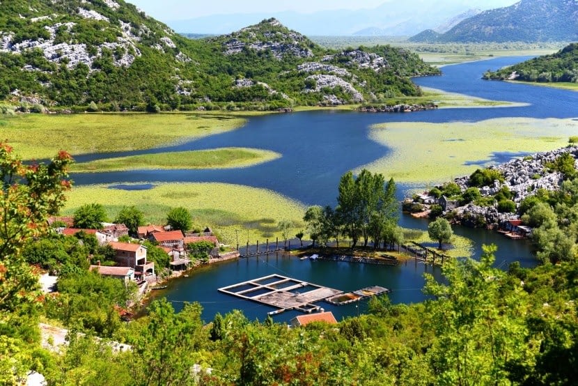 Karuc falu Skadar-tó zöldellő táj hegyek