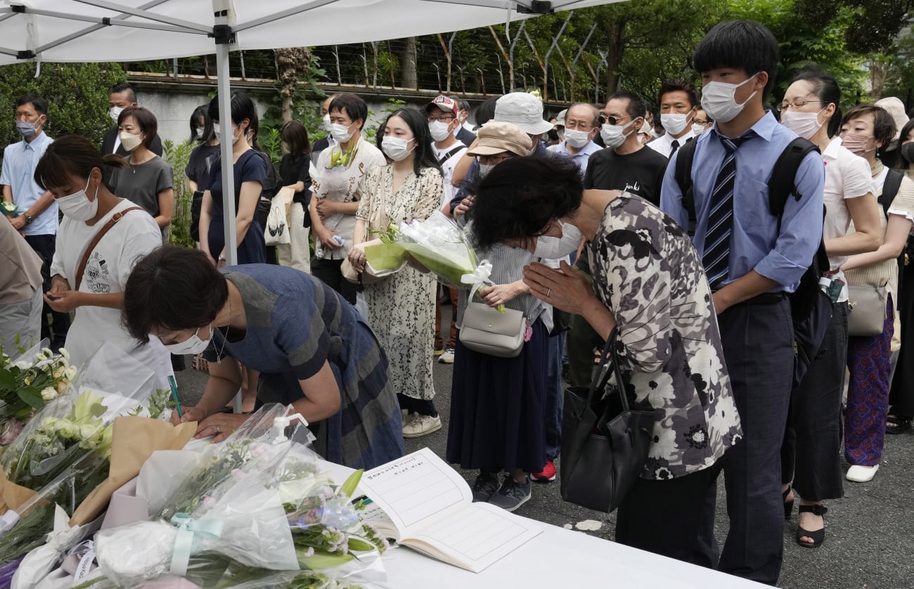 Tokió, 2022. július 12.
A meggyilkolt Abe Sindzó volt japán kormányfőt gyászoló emberek részvétnyilvánító könyvekbe írnak a Liberális Demokrata Párt tokiói székházában 2022. július 12-én. Abe Sindzót július 8-án a Liberális Demokrata Párt választási kampányrendezvényén lőtték le beszéde közben a Japán középső részén fekvő Narában. A politikust a nap folyamán helyezik végső nyugalomra tokiói Zodzsodzsi templomban.
MTI/EPA/Majama Kimimasza