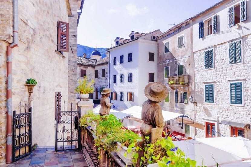 Ókori Kotor szűk utca kilátás
