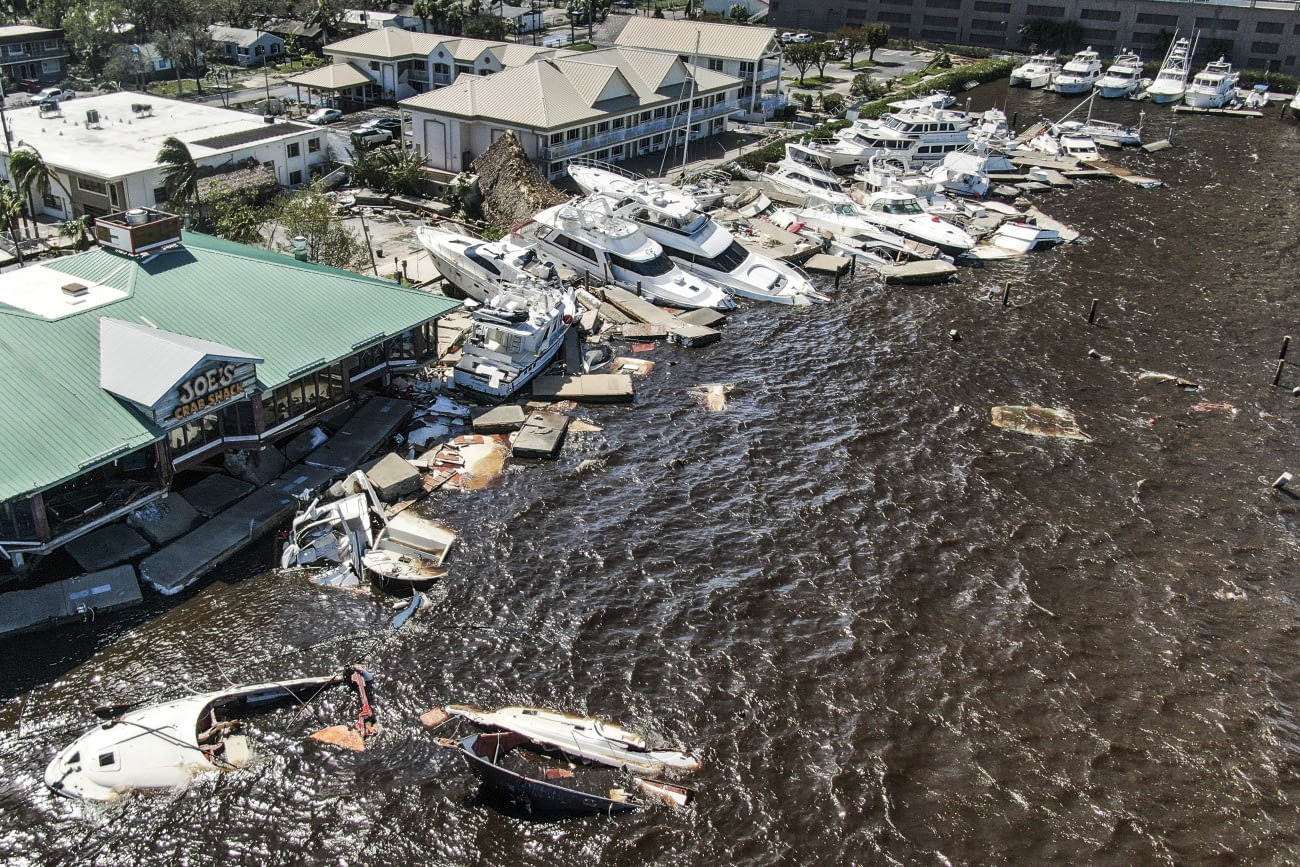 Fort Myers, 2022. szeptember 29.
Drónnal készült felvétel megrongálódott hajókról az Ian hurrikán elvonulása után a Florida állambeli Fort Myers kikötőjében 2022. szeptember 29-én. A négyes erősségű hurrikán özönvízszerű esőzéssel és közel 250 kilométer per órás széllel csapott le Florida partjaira. A vihar miatt több mint 2 millió ember maradt áram nélkül.
MTI/EPA/Tannen Maury